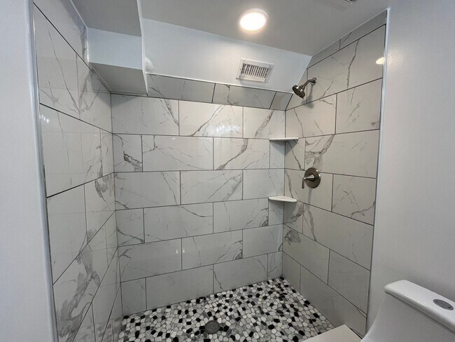 Building Photo - Modern 2BD, 2BA with 3rd Bonus Room Near Downtown Durham with Assigned Off-Street Parking and Bac...