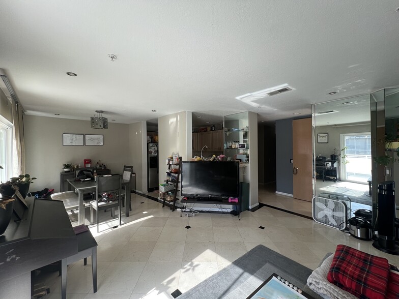 Living Area - 650 Kelton Ave