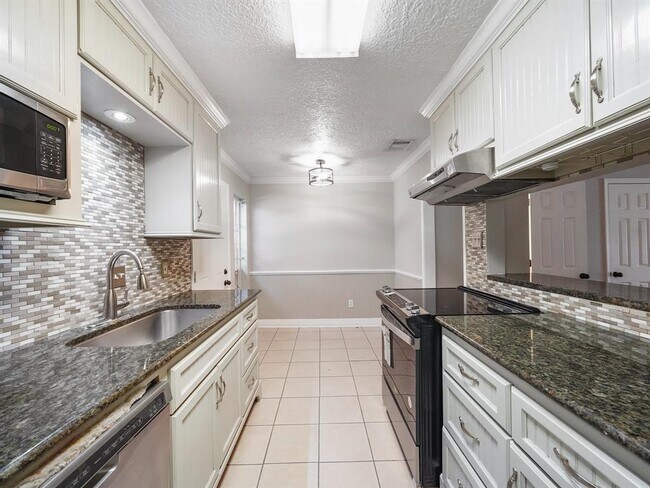Building Photo - 6402 Del Monte Dr