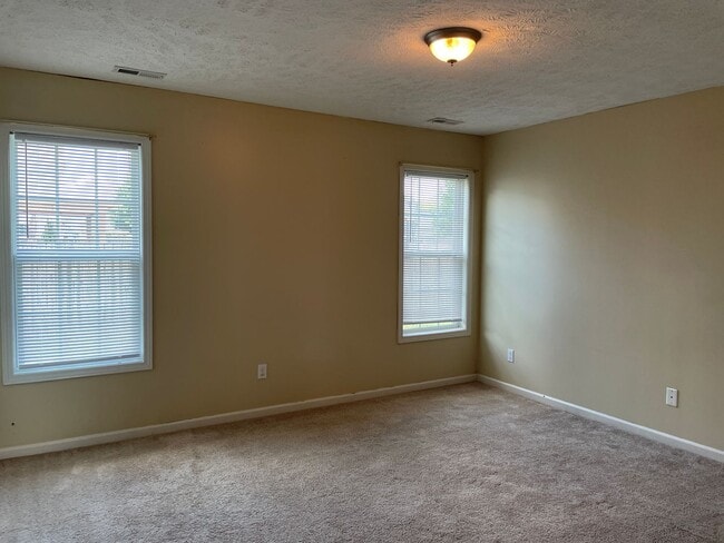 Building Photo - Charming 3 Bed 2 Bath Raeford Home with Fenced Backyard