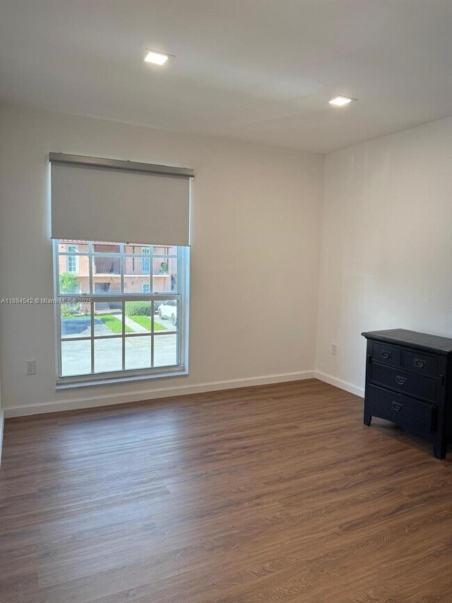 Building Photo - 10794 N Kendall Dr