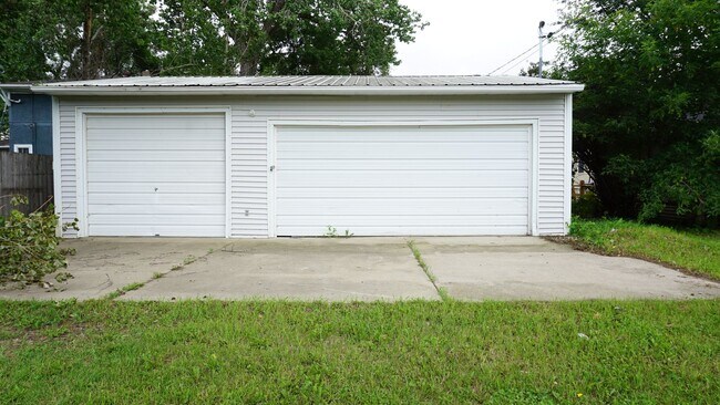 Building Photo - Charming Fully Remodeled Home with 4 Garage Stalls & Park Access in Central Minot