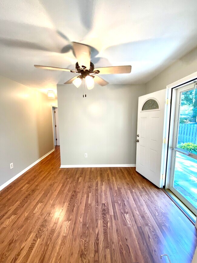 Building Photo - 6528 Rosebelle Ave