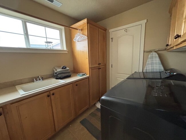 Building Photo - Beautiful and Spacious 4 Bed/2.5 Bath Home...