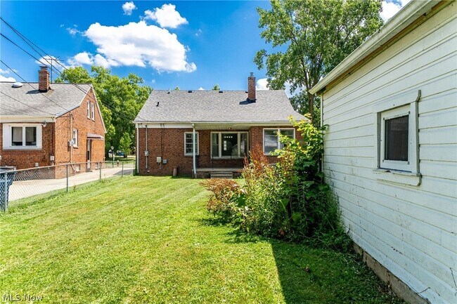 Building Photo - 24111 Edgehill Dr