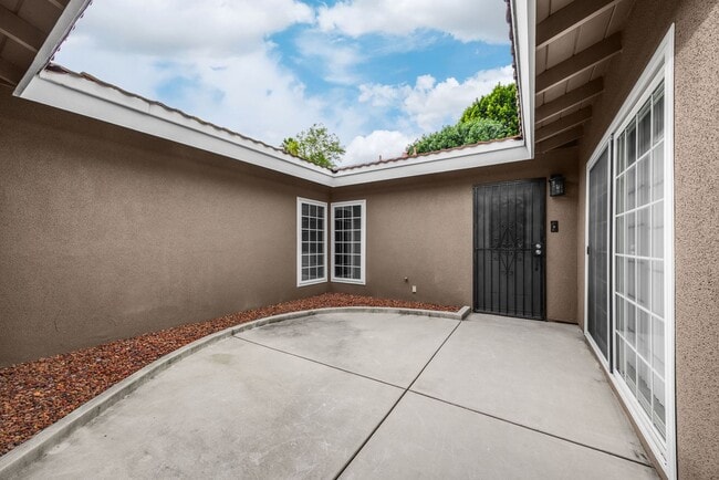 Building Photo - Adorable 4 Bed / 2 Bath Single Family Home