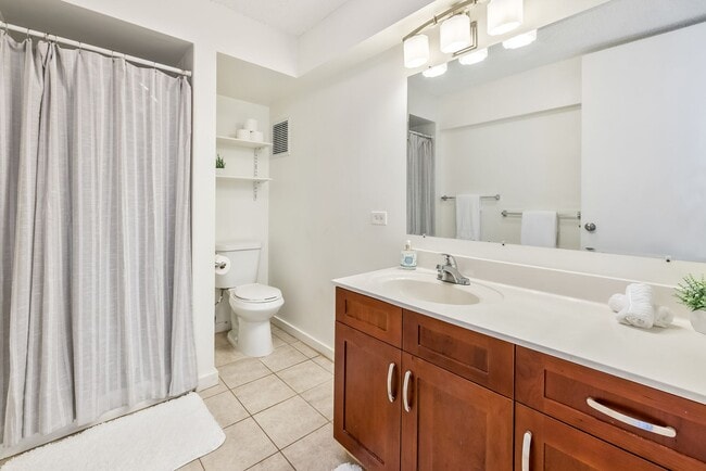 Building Photo - Conveniently Located Studio - Available April 1st