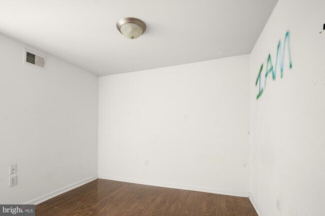 Building Photo - 1631 W Girard Ave