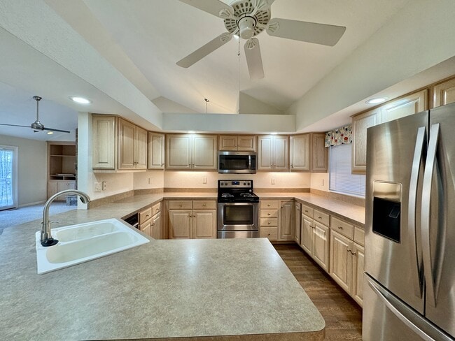 Building Photo - 144 Gigi Ln