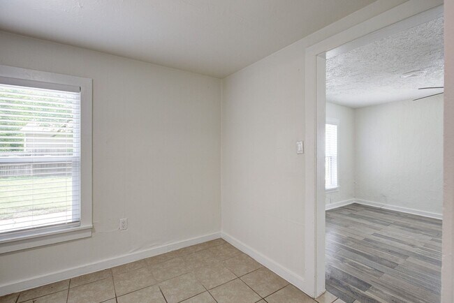 Building Photo - N Willow Ave Duplex