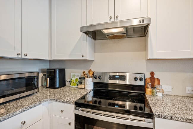 Building Photo - 5611 Elm Valley Dr