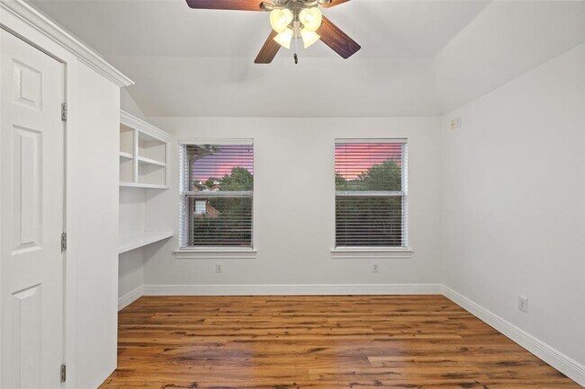 Building Photo - 402 Luna Vista Dr
