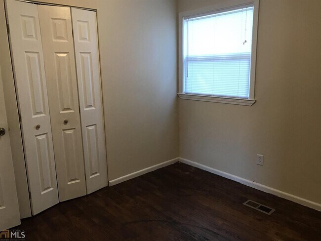 Building Photo - 131 Pineview Dr