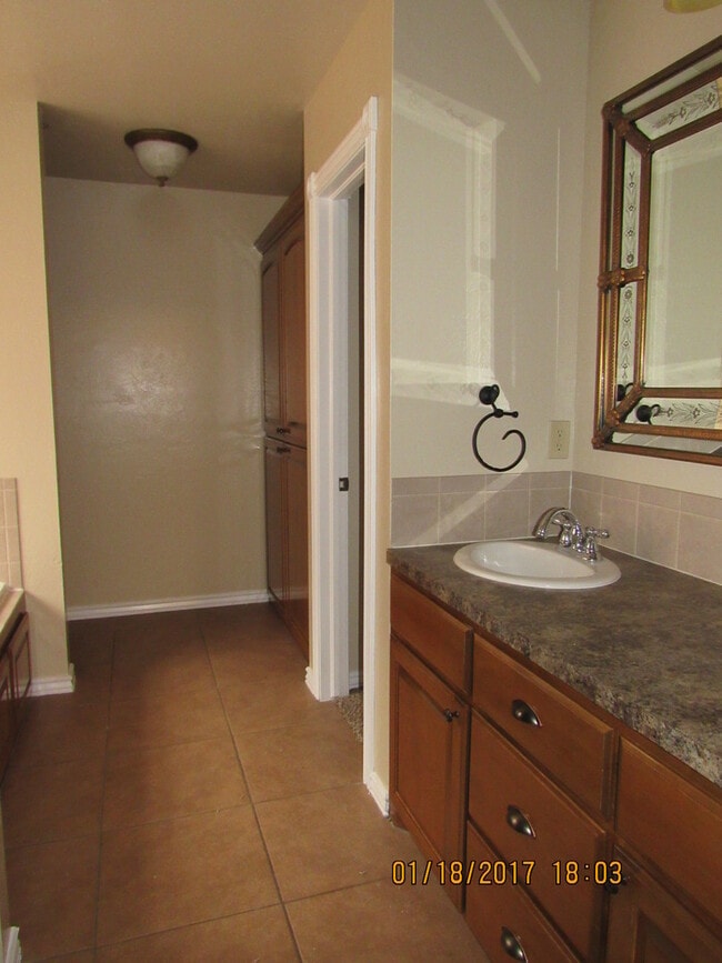 Building Photo - BEAUTIFUL HOME IN WOLFCREEK AREA!!!