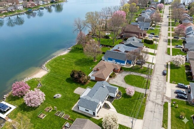 Building Photo - 3BD | 3BTH - HOT TUB - WATER FRONT - NEWLY RENOVATED - ON SYLVAN LAKE