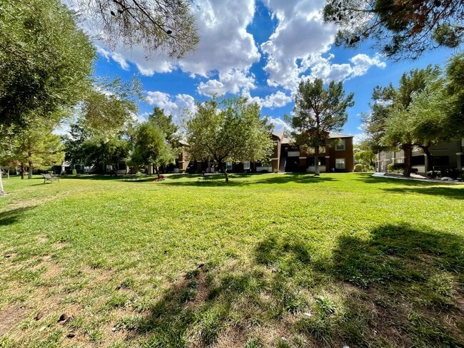 Building Photo - Upgraded Condo Available! Gated Community 1 Bedroom!