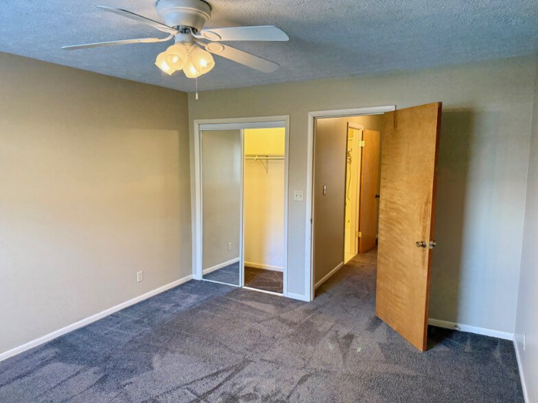 Building Photo - 1616 Spring Valley Dr