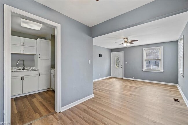 Building Photo - 1009 De Gaule St