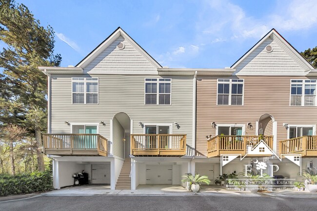 Building Photo - Charming Townhouse Near the Heart of Charleston – Comfort & Convenience in One!