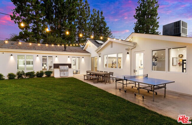 Building Photo - 530 S Bentley Ave