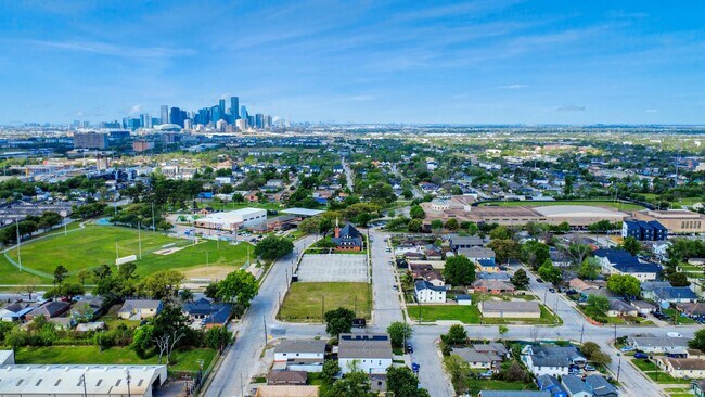 Building Photo - 5402 Margarita St