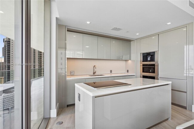 Building Photo - 18975 Collins Ave