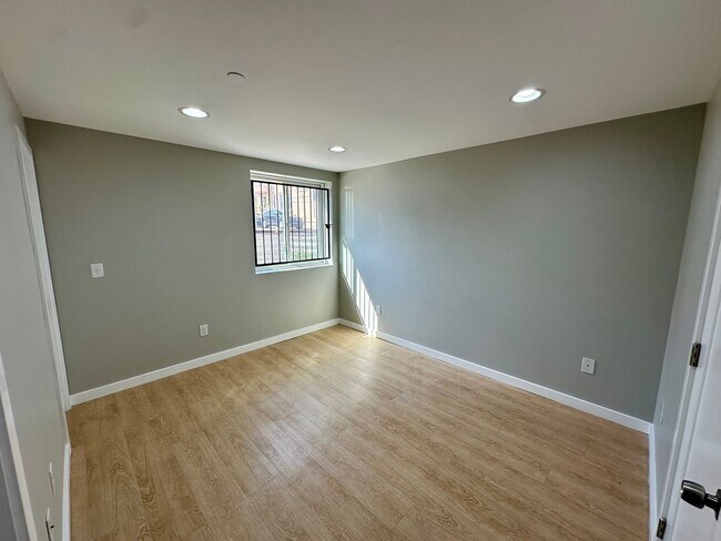 Building Photo - 1507 W Oxford St