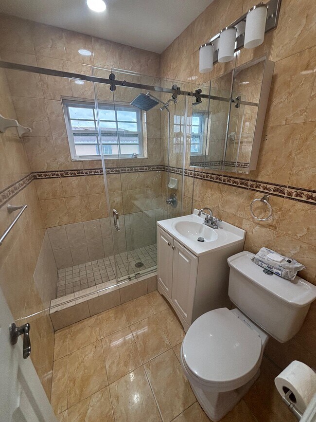 Building Photo - 250 E 34th St