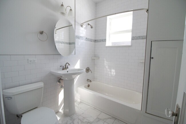 Building Photo - 4807 N Paulina St