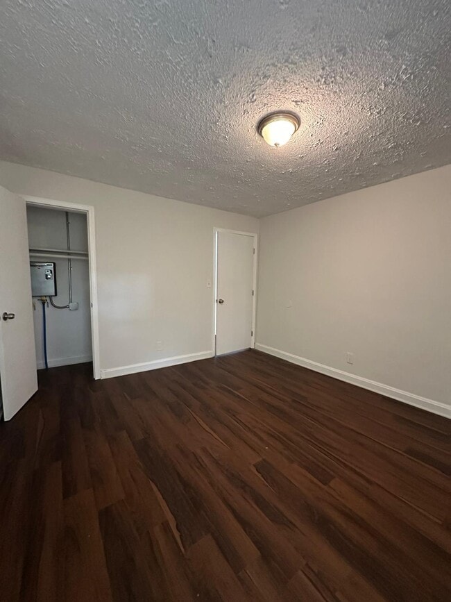 Building Photo - 1165 Lakeshore Dr