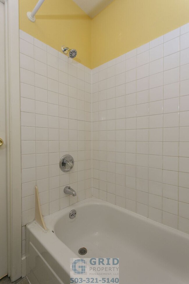 Building Photo - 2 Bedroom Home Available in Southeast Port...