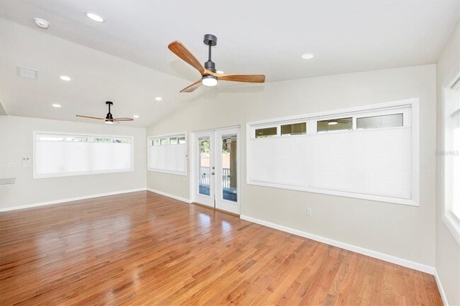 Building Photo - 907 Riviera St