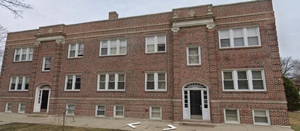 Building Photo - 2700 W Albion Ave