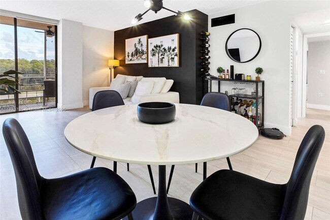 Building Photo - 2821 N Miami Beach Blvd
