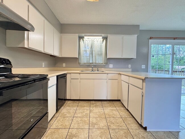 Building Photo - MOVE-IN READY!  [PET FRIENDLY]