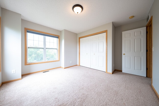 Building Photo - 2692 Vierling Dr E