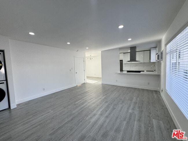 Building Photo - 1279 N Harper Ave