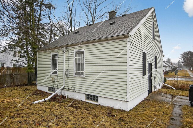 Building Photo - Charming Recently Renovated 3-Bedroom Bungalow in Detroit!