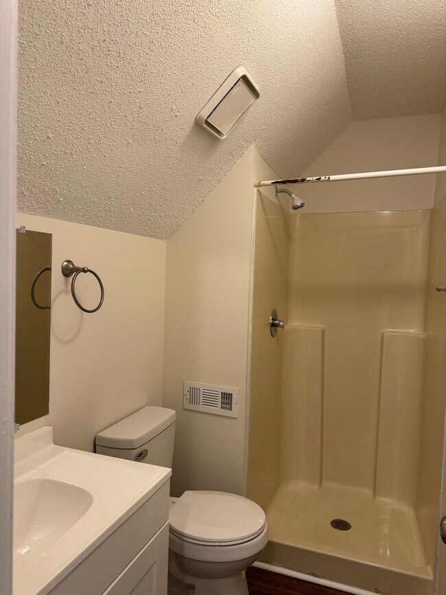 Building Photo - Cape Cod with 3 Bed/2 Bath with Basement!