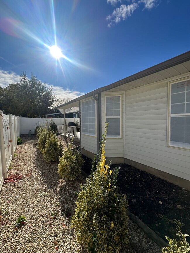 Building Photo - Tranquil & delightful 3-bedroom, 2-bathroo...