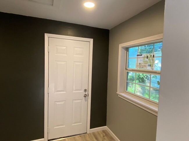 Building Photo - Remodel 2.5 Bedroom Home 1/2 Off First Mon...