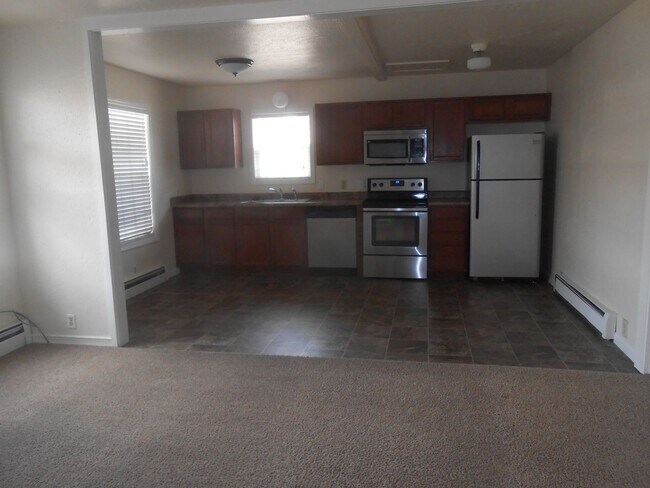 Building Photo - 2 Bed 1 Bath Apartment Near Lincoln Park