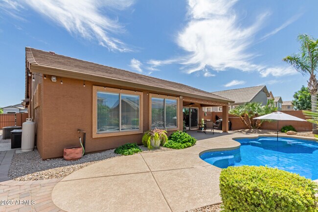 Building Photo - 2560 W Canyon Way