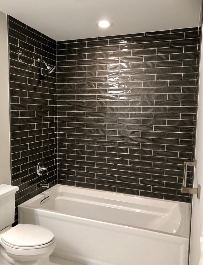 Building Photo - Gorgeous Home in the Wing Point Area of Ba...