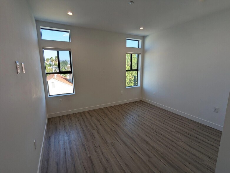 Building Photo - 338 Mariposa Ave