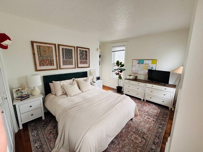 Building Photo - 2 bedroom, 2.5 bathroom brick townhouse