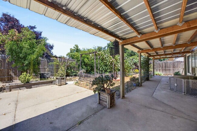 Building Photo - Spacious 4-Bedroom Retreat with 2.5 Baths