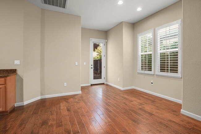 Building Photo - Super Convenient Walnut Creek 3 bed/2bath