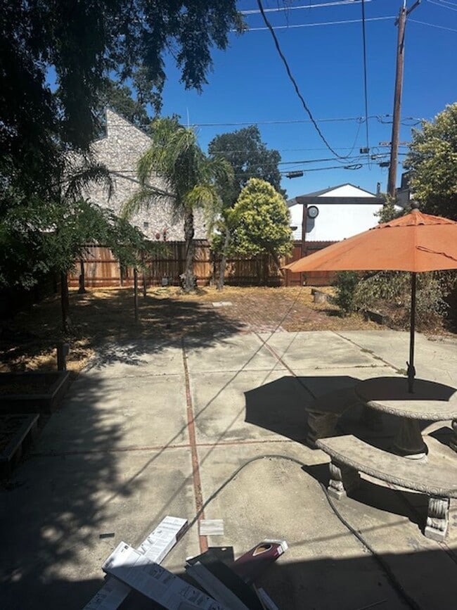 Building Photo - Desirable Westside Home!