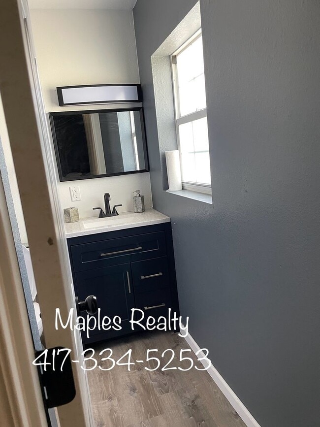 Building Photo - 4 bedroom, 2 bath furnished HOUSE in the H...